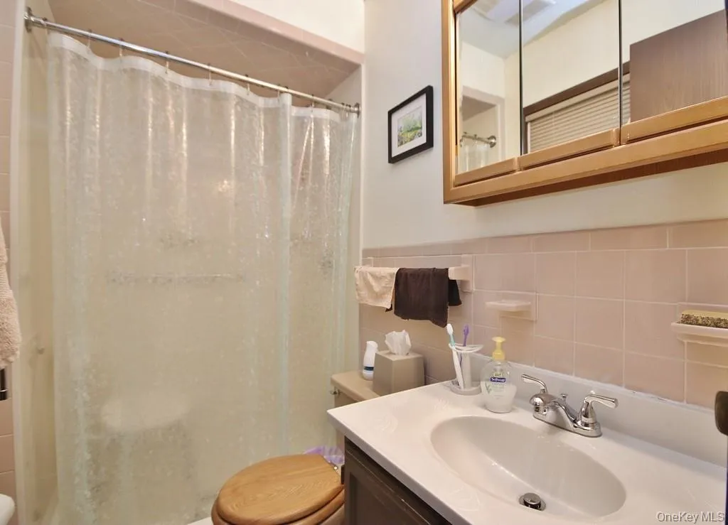 5 Drake Lane, Thompson, NY, 3 Bedrooms Bedrooms, 6 Rooms Rooms,2 BathroomsBathrooms,Residential,For Rent,Drake,0,1026090 5 Drake Lane, Thompson, NY, 3 Bedrooms Bedrooms, 6 Rooms Rooms,2 BathroomsBathrooms,Residential,For Rent,Drake,0,1026090