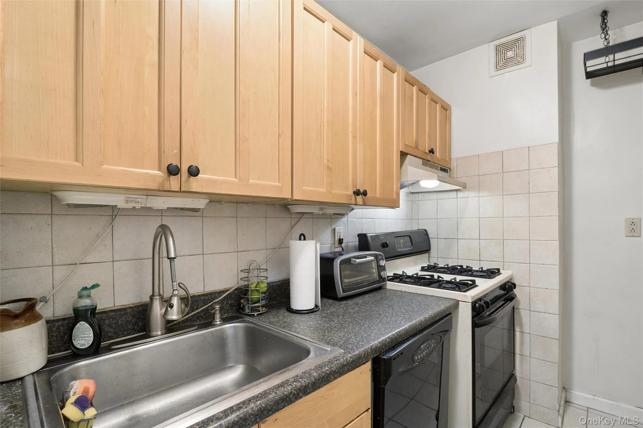 101 Clinton Avenue, North Hempstead, NY, 1 Bedroom Bedrooms, 4 Rooms Rooms,1 BathroomBathrooms,Residential,For Rent,Clinton,0,1026120 101 Clinton Avenue, North Hempstead, NY, 1 Bedroom Bedrooms, 4 Rooms Rooms,1 BathroomBathrooms,Residential,For Rent,Clinton,0,1026120