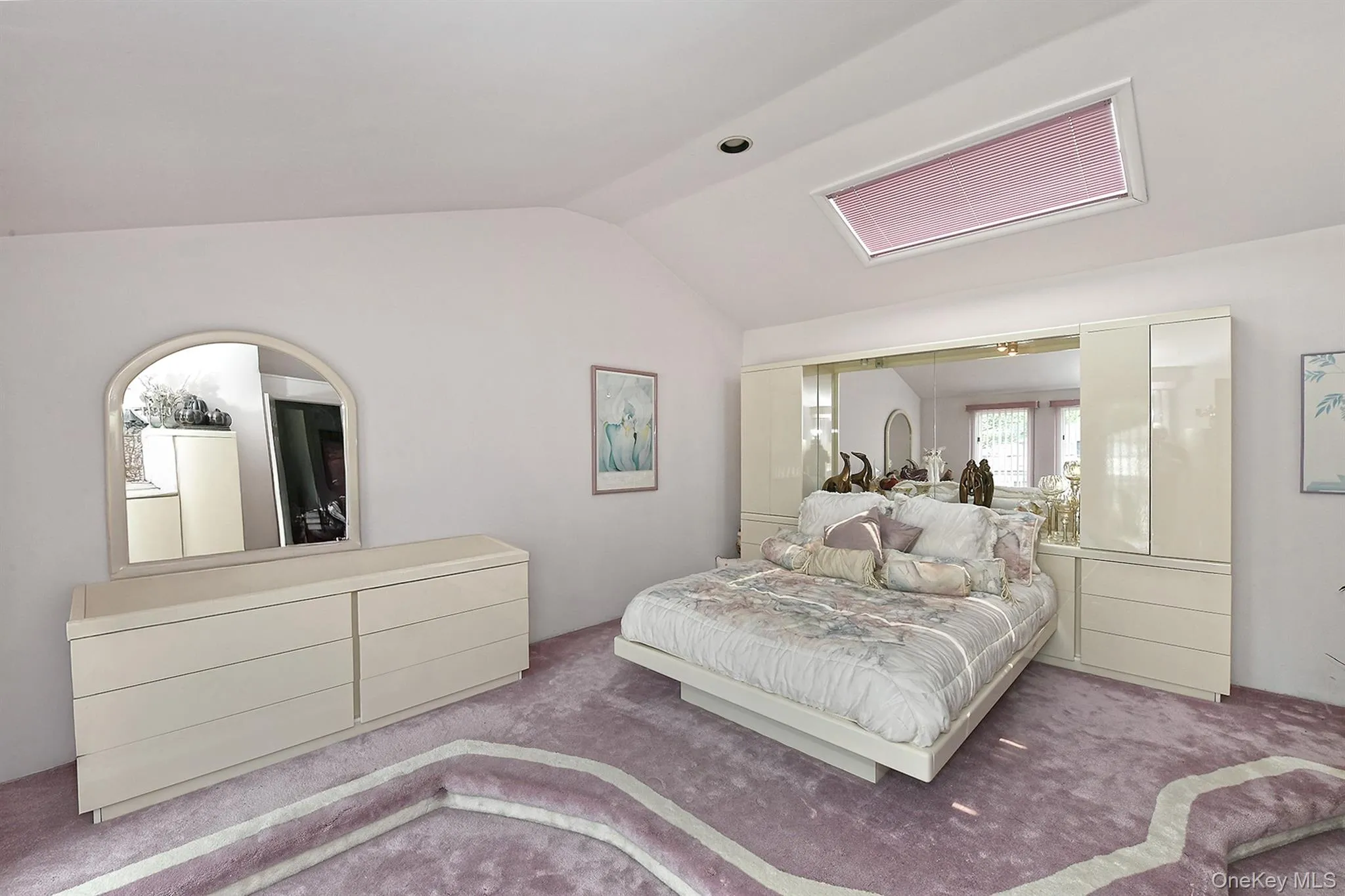 Vaulted ceiling with an integrated skylight Vaulted ceiling with an integrated skylight