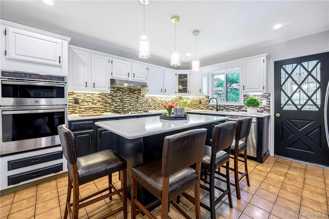 Double ovens make preparing meals a snap during the holidays! Double ovens make preparing meals a snap during the holidays!