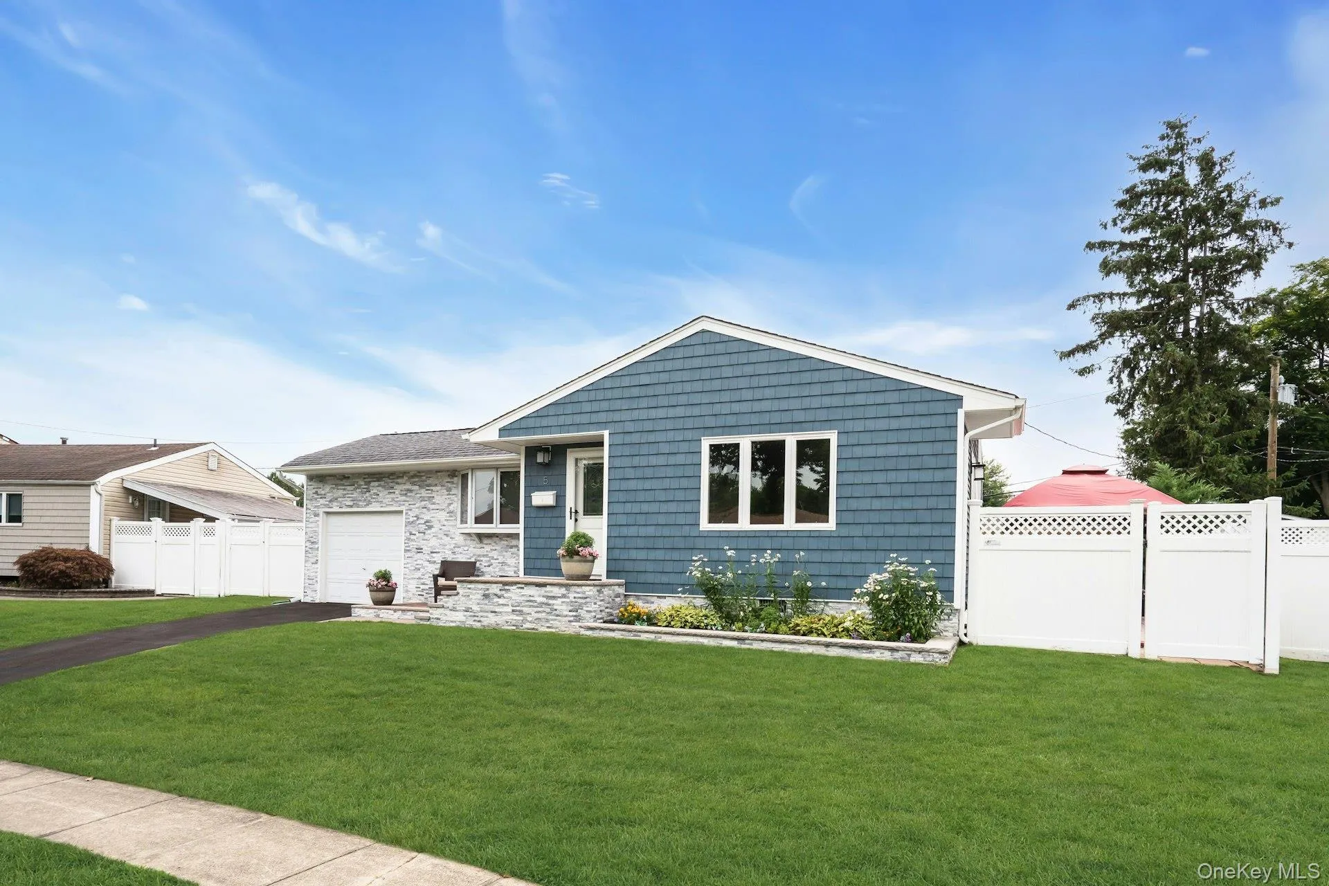 Professionally landscaped and maintained. Professionally landscaped and maintained.