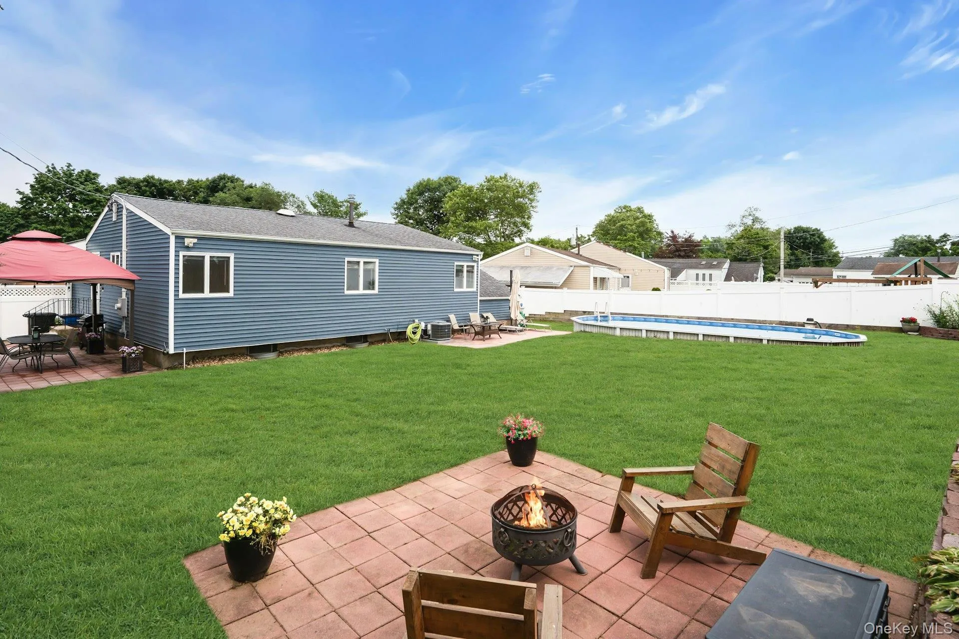 Very lovely yard. Very lovely yard.