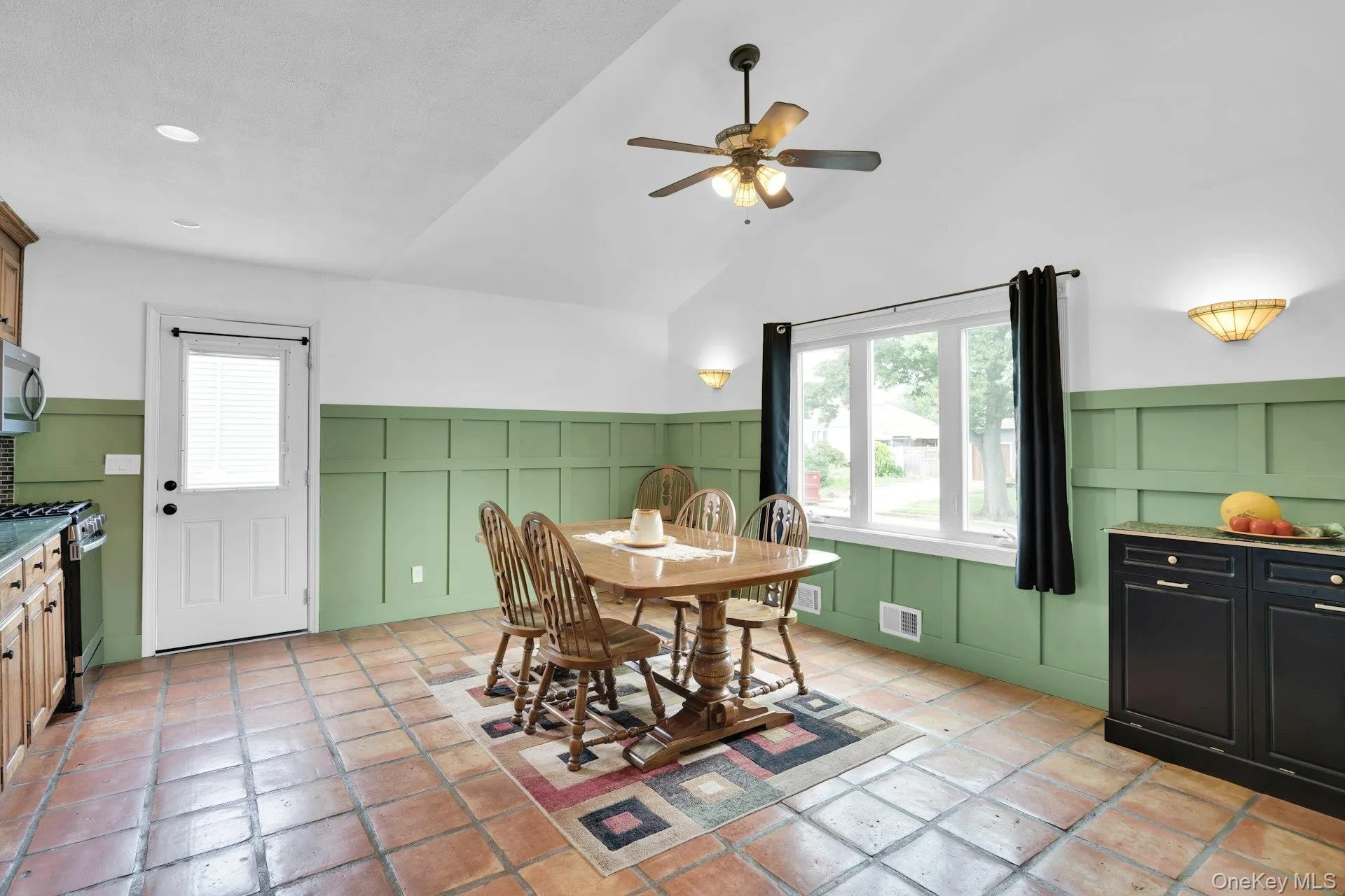 Large area for dining table. Large area for dining table.