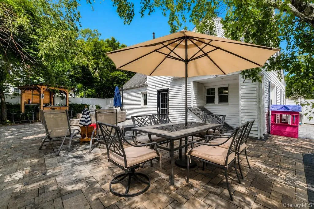 214 1st Street, Smithtown, NY, 3 Bedrooms Bedrooms, 7 Rooms Rooms,2 BathroomsBathrooms,Residential,For Rent,1st,0,1026215 214 1st Street, Smithtown, NY, 3 Bedrooms Bedrooms, 7 Rooms Rooms,2 BathroomsBathrooms,Residential,For Rent,1st,0,1026215