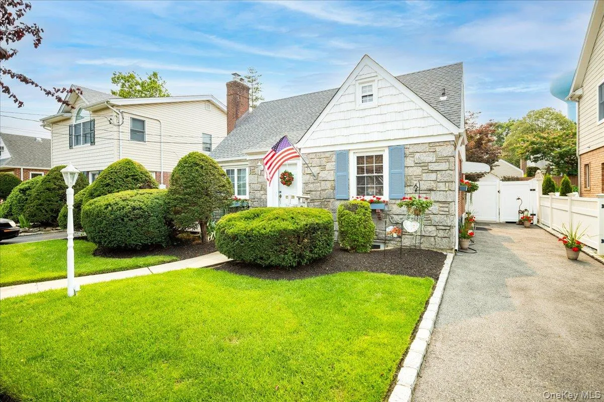 131 Euston Road, Hempstead, NY, 3 Bedrooms Bedrooms, 6 Rooms Rooms,1 BathroomBathrooms,Residential,For Rent,Euston,0,1026239 131 Euston Road, Hempstead, NY, 3 Bedrooms Bedrooms, 6 Rooms Rooms,1 BathroomBathrooms,Residential,For Rent,Euston,0,1026239