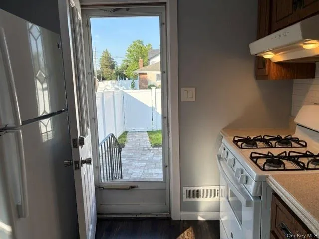 266 Central Park Road, Oyster Bay, NY, 3 Bedrooms Bedrooms, 5 Rooms Rooms,2 BathroomsBathrooms,Residential Lease,For Rent,Central Park,0,1026240 266 Central Park Road, Oyster Bay, NY, 3 Bedrooms Bedrooms, 5 Rooms Rooms,2 BathroomsBathrooms,Residential Lease,For Rent,Central Park,0,1026240