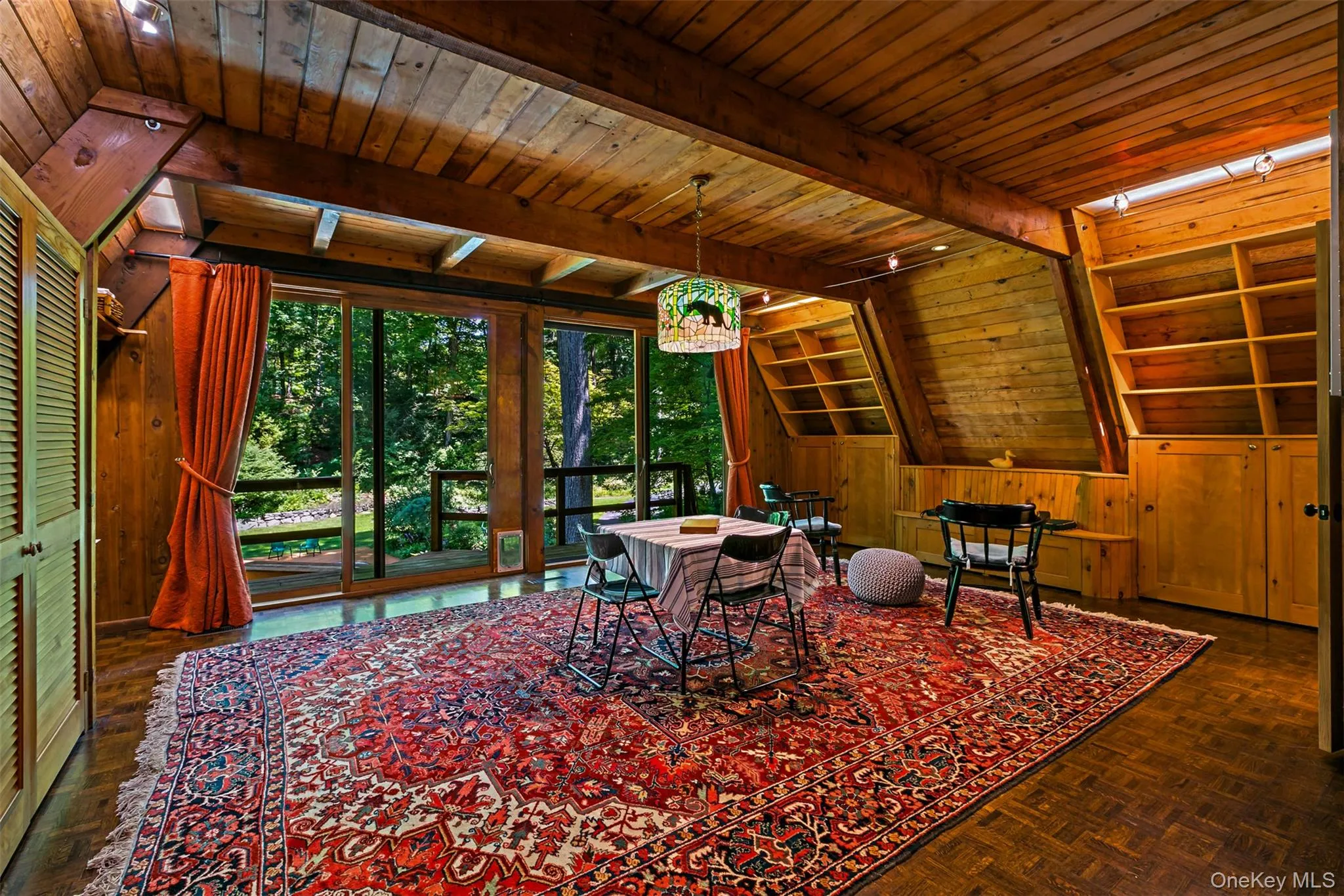 Previously used as a billiard room, ideal family room overlooking the pool. Previously used as a billiard room, ideal family room overlooking the pool.