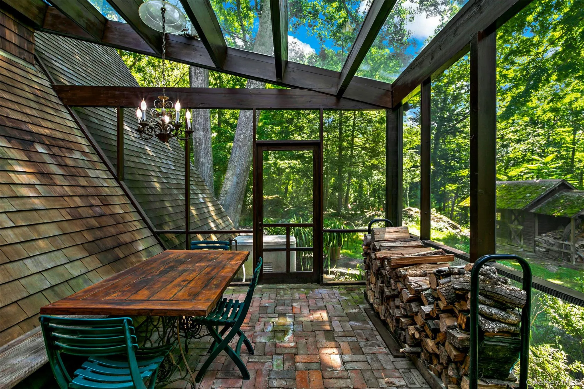 Screened in porch. Screened in porch.