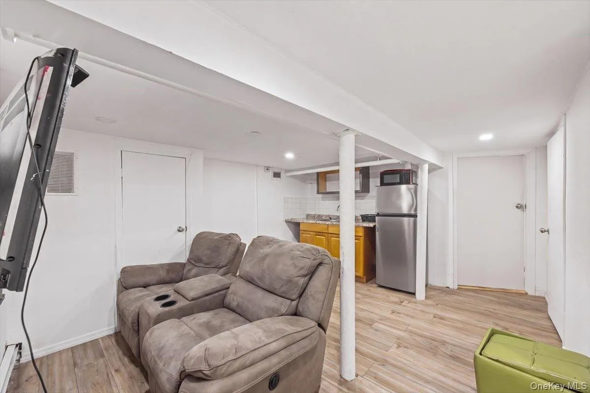 11956 Farmers Boulevard, New York, NY, 4 Bedrooms Bedrooms, 7 Rooms Rooms,2 BathroomsBathrooms,Residential,For Rent,Farmers,0,1026290 11956 Farmers Boulevard, New York, NY, 4 Bedrooms Bedrooms, 7 Rooms Rooms,2 BathroomsBathrooms,Residential,For Rent,Farmers,0,1026290