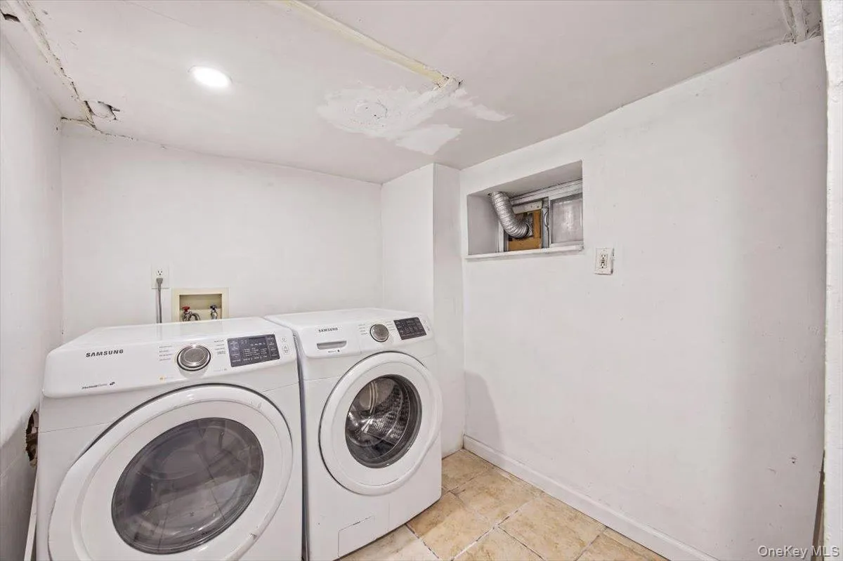 11956 Farmers Boulevard, New York, NY, 4 Bedrooms Bedrooms, 7 Rooms Rooms,2 BathroomsBathrooms,Residential,For Rent,Farmers,0,1026290 11956 Farmers Boulevard, New York, NY, 4 Bedrooms Bedrooms, 7 Rooms Rooms,2 BathroomsBathrooms,Residential,For Rent,Farmers,0,1026290