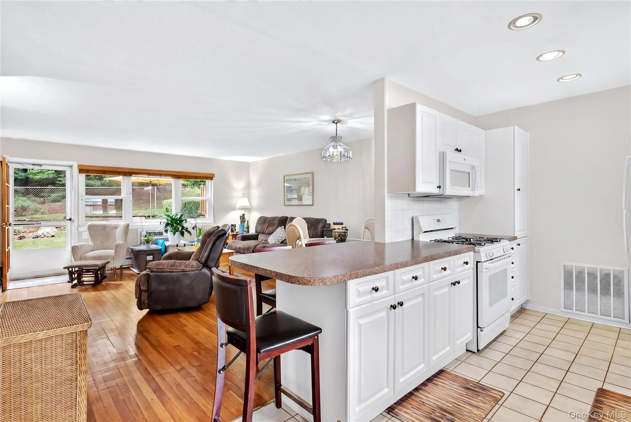 Open floor plan. Kitchen into Living room with door leading to back yard. Open floor plan. Kitchen into Living room with door leading to back yard.