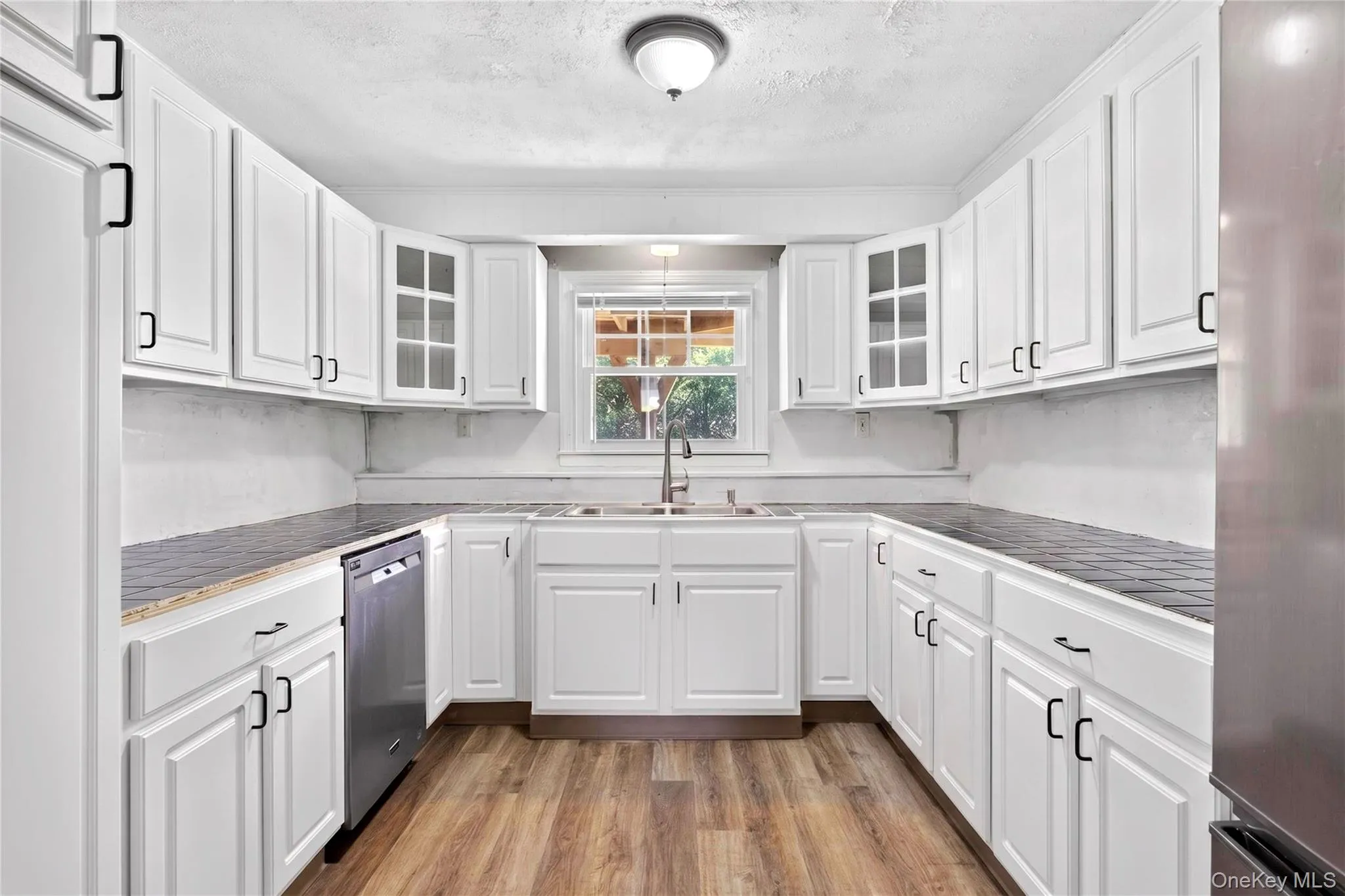 Wet bar in lower level. Wet bar in lower level.