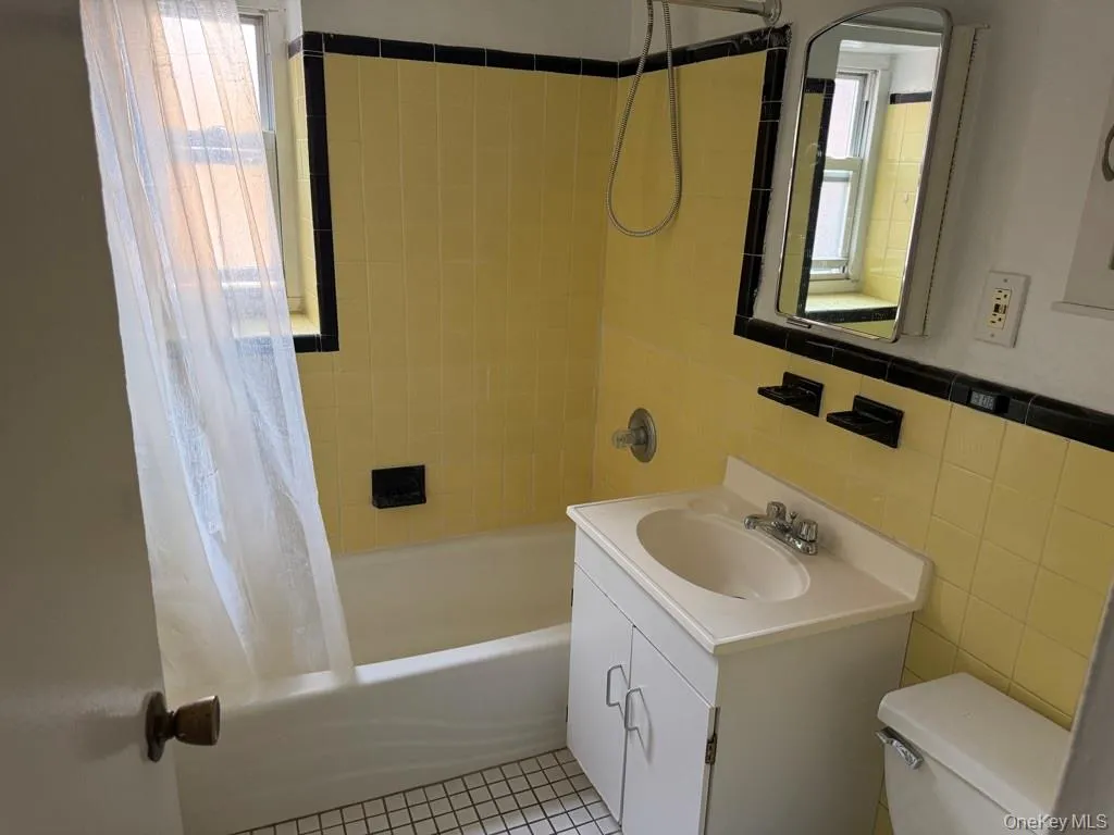 221 Middle Neck Road, North Hempstead, NY, 1 Bedroom Bedrooms, 4 Rooms Rooms,1 BathroomBathrooms,Residential Lease,For Rent,Middle Neck,0,1026325 221 Middle Neck Road, North Hempstead, NY, 1 Bedroom Bedrooms, 4 Rooms Rooms,1 BathroomBathrooms,Residential Lease,For Rent,Middle Neck,0,1026325