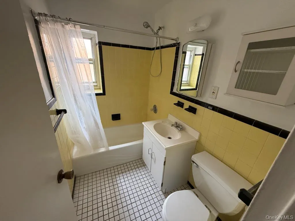 221 Middle Neck Road, North Hempstead, NY, 1 Bedroom Bedrooms, 4 Rooms Rooms,1 BathroomBathrooms,Residential Lease,For Rent,Middle Neck,0,1026325 221 Middle Neck Road, North Hempstead, NY, 1 Bedroom Bedrooms, 4 Rooms Rooms,1 BathroomBathrooms,Residential Lease,For Rent,Middle Neck,0,1026325