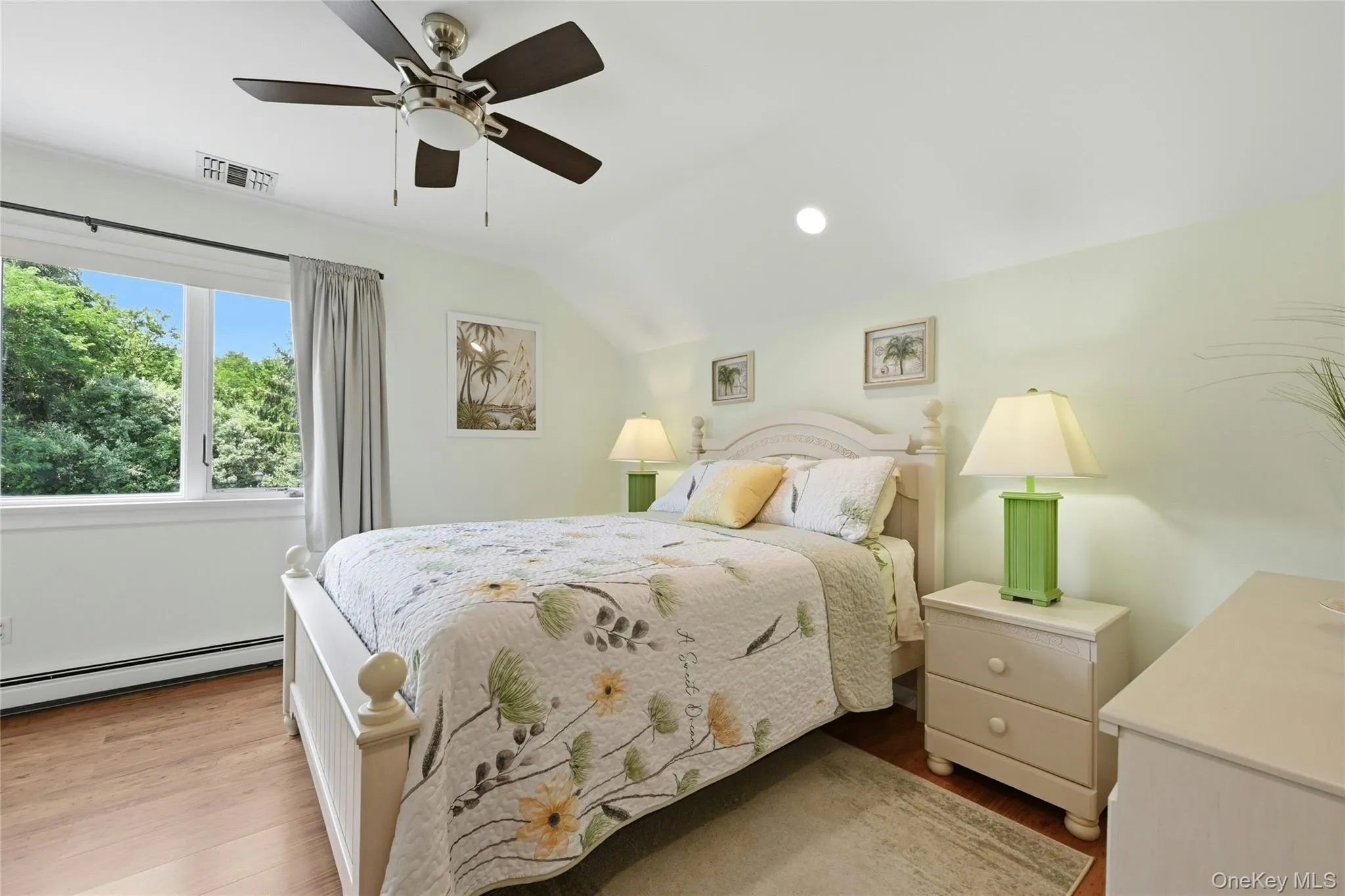 Bright and spacious 2nd Bedroom with pergo floors Bright and spacious 2nd Bedroom with pergo floors