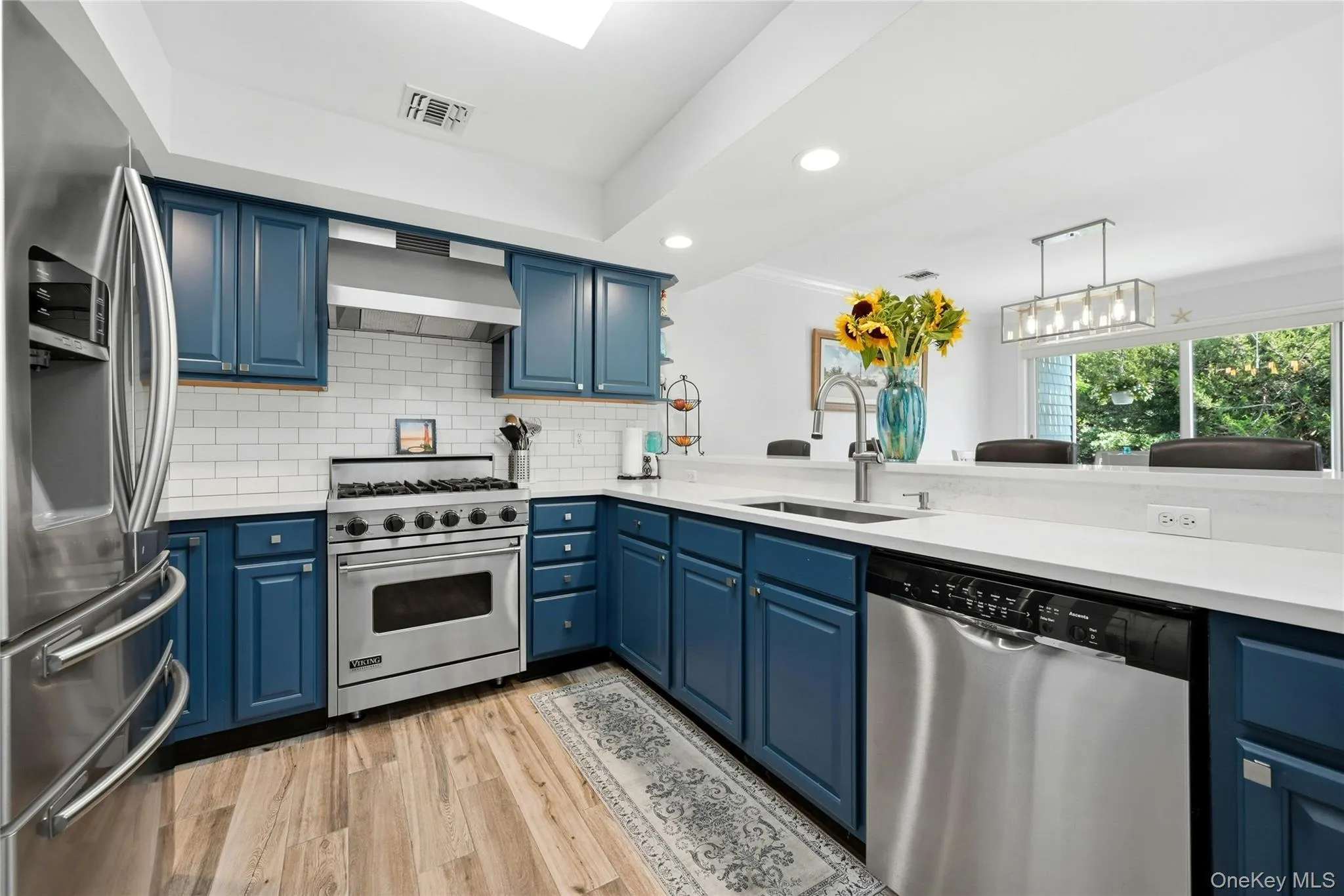 Light and bright Kitchen with quartz countertops Light and bright Kitchen with quartz countertops