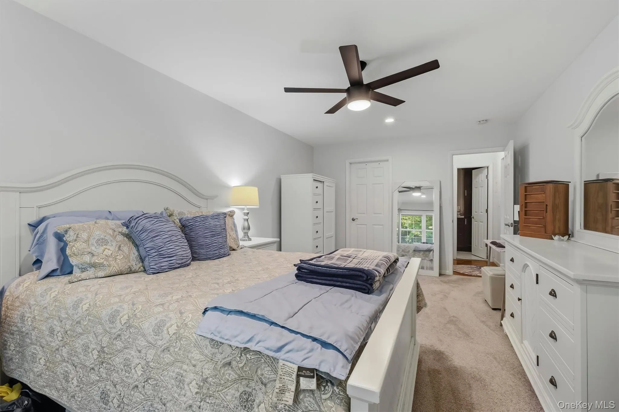Large bedroom. Ceiling fans in bedroom, living room and kitchen. Large bedroom. Ceiling fans in bedroom, living room and kitchen.