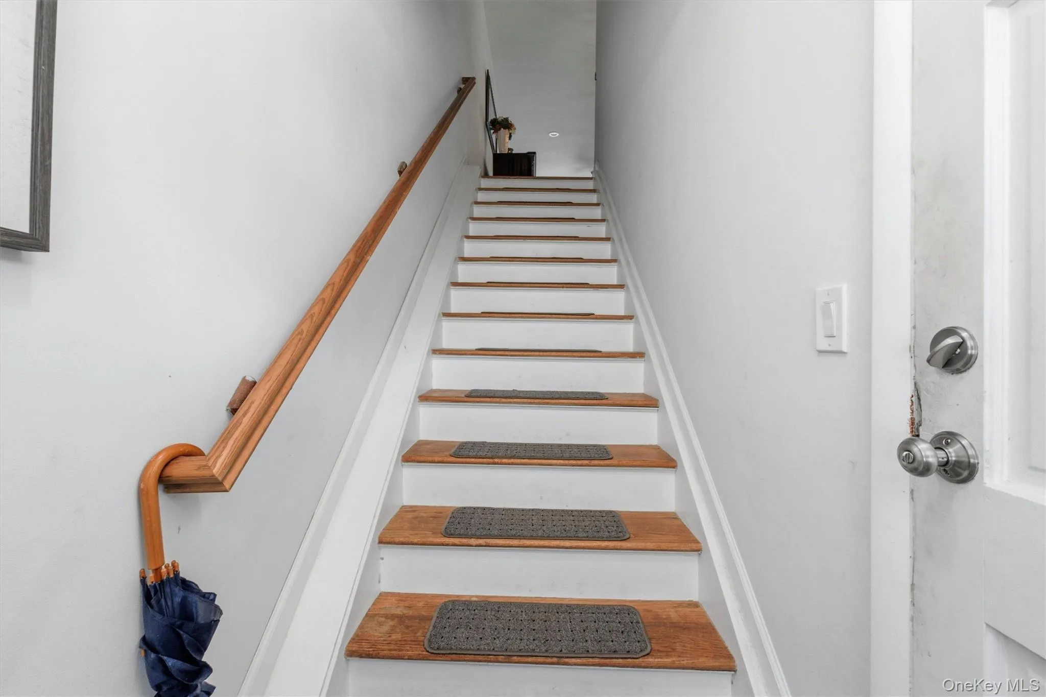 Full set of stairs into the unit. Full set of stairs into the unit.