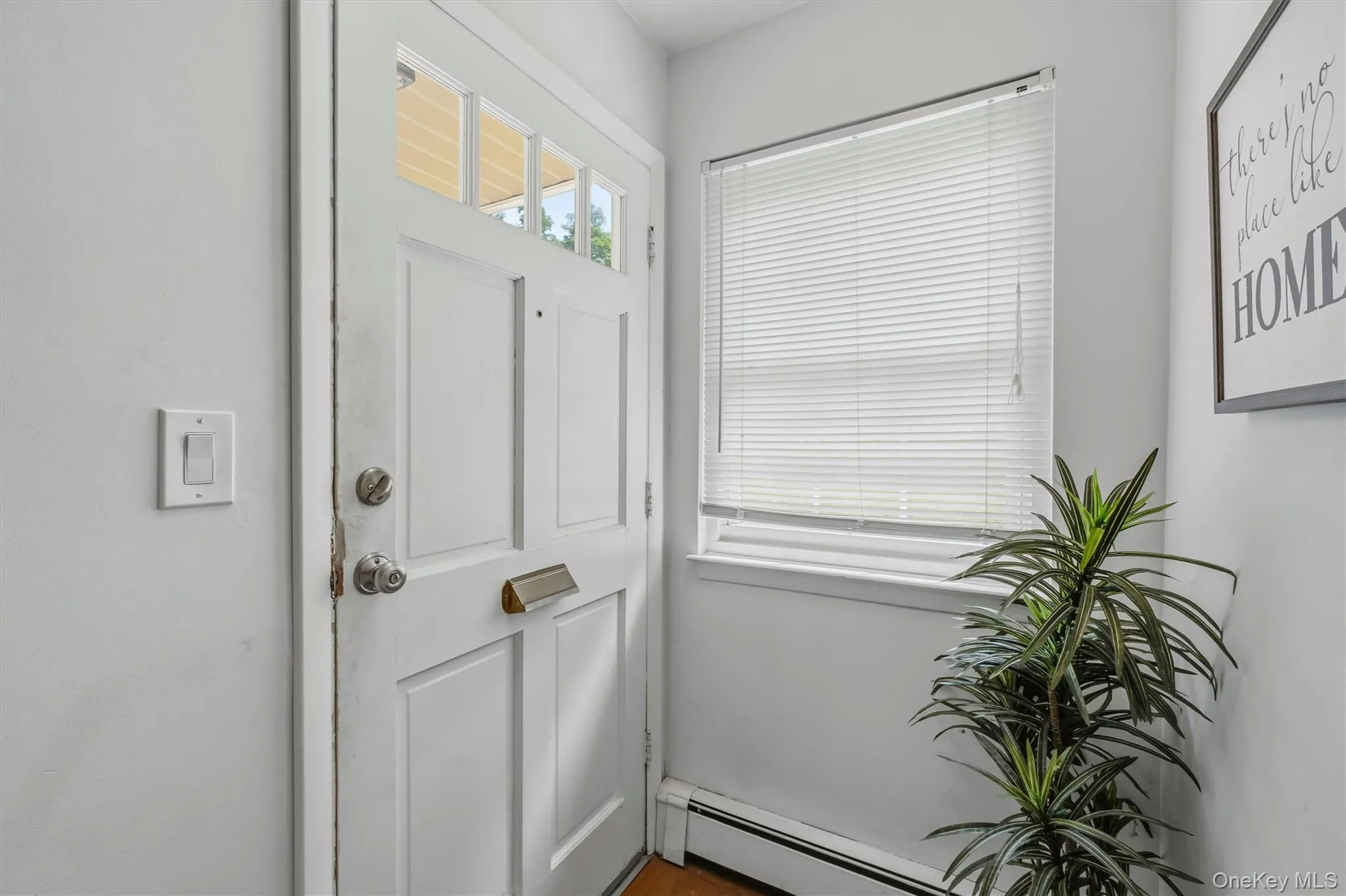 Street level private entry into the home. Street level private entry into the home.