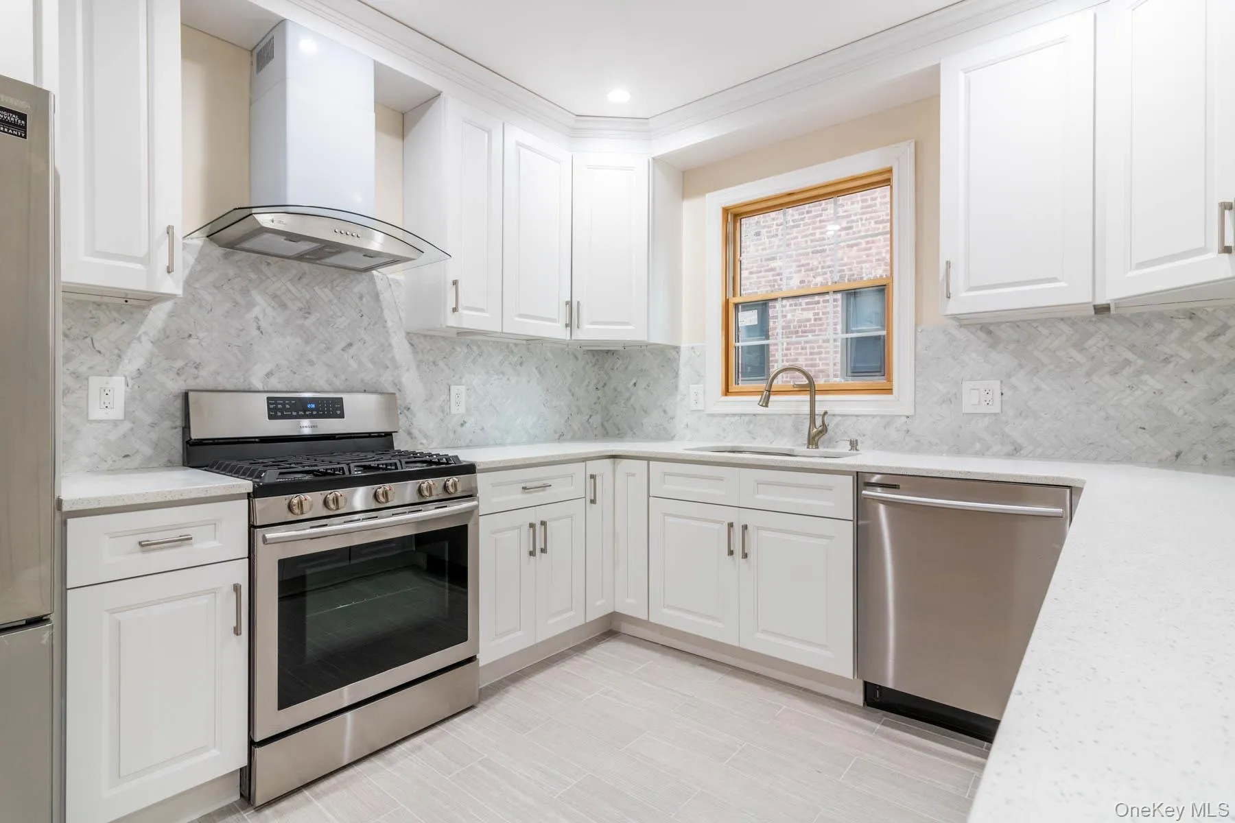 Gorgeous Alpine White Chef's kitchen with Stainless Steel Appliances- Tremendous Set Up! Gorgeous Alpine White Chef's kitchen with Stainless Steel Appliances- Tremendous Set Up!