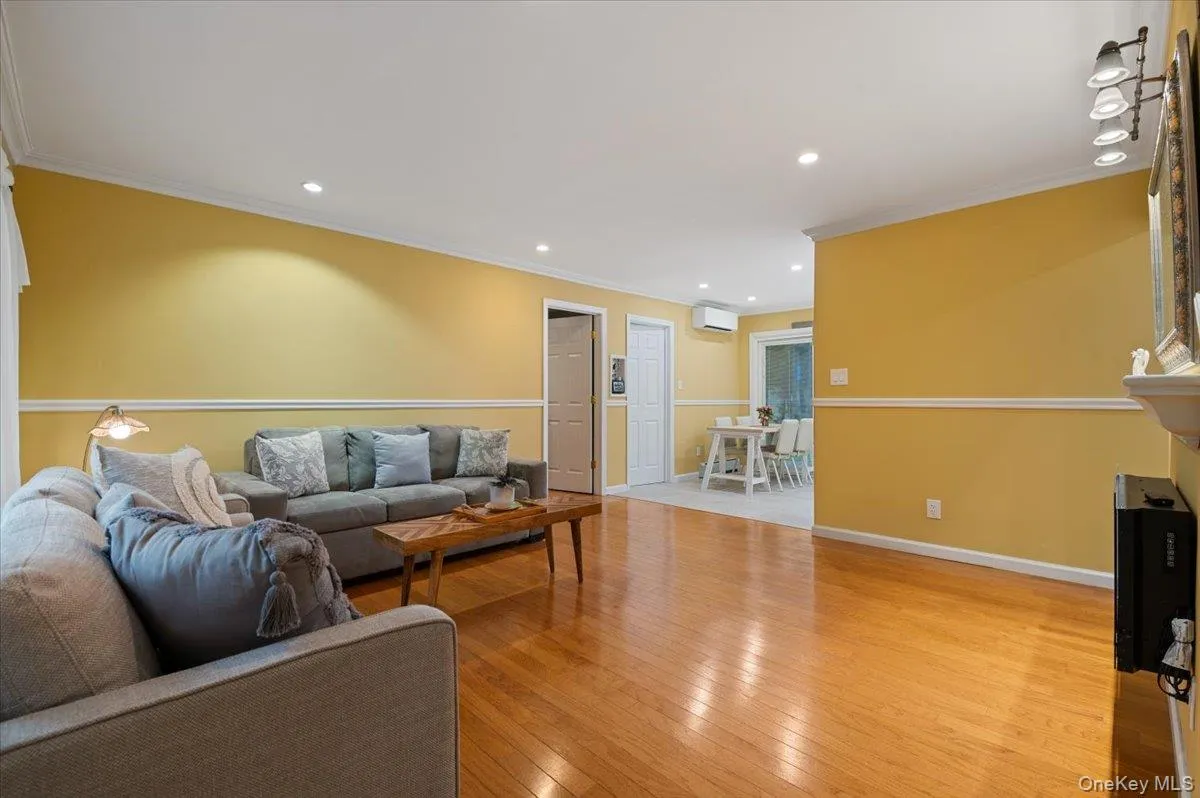 Very Large LR with Open Floor Plan Very Large LR with Open Floor Plan