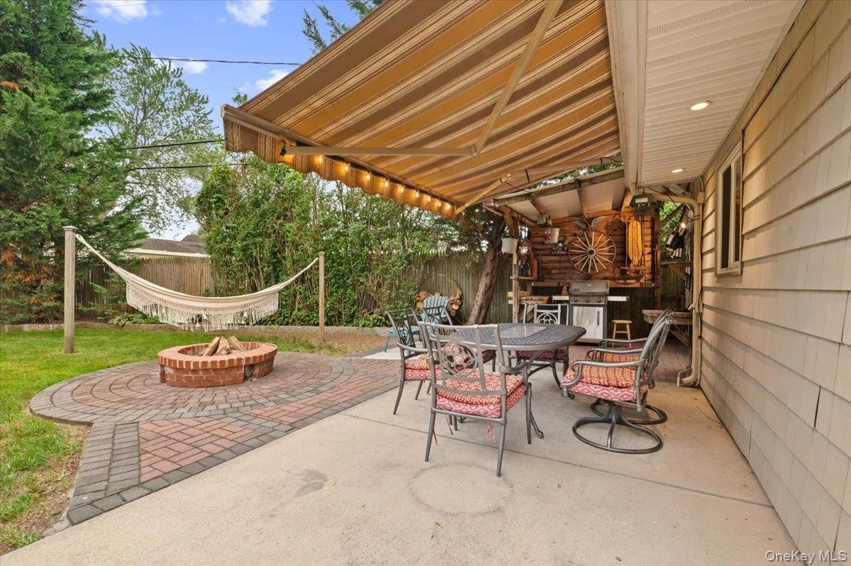 Your Retractable awning keeps you comfortable on those sunny days or for the occasional sprinkles. Your Retractable awning keeps you comfortable on those sunny days or for the occasional sprinkles.