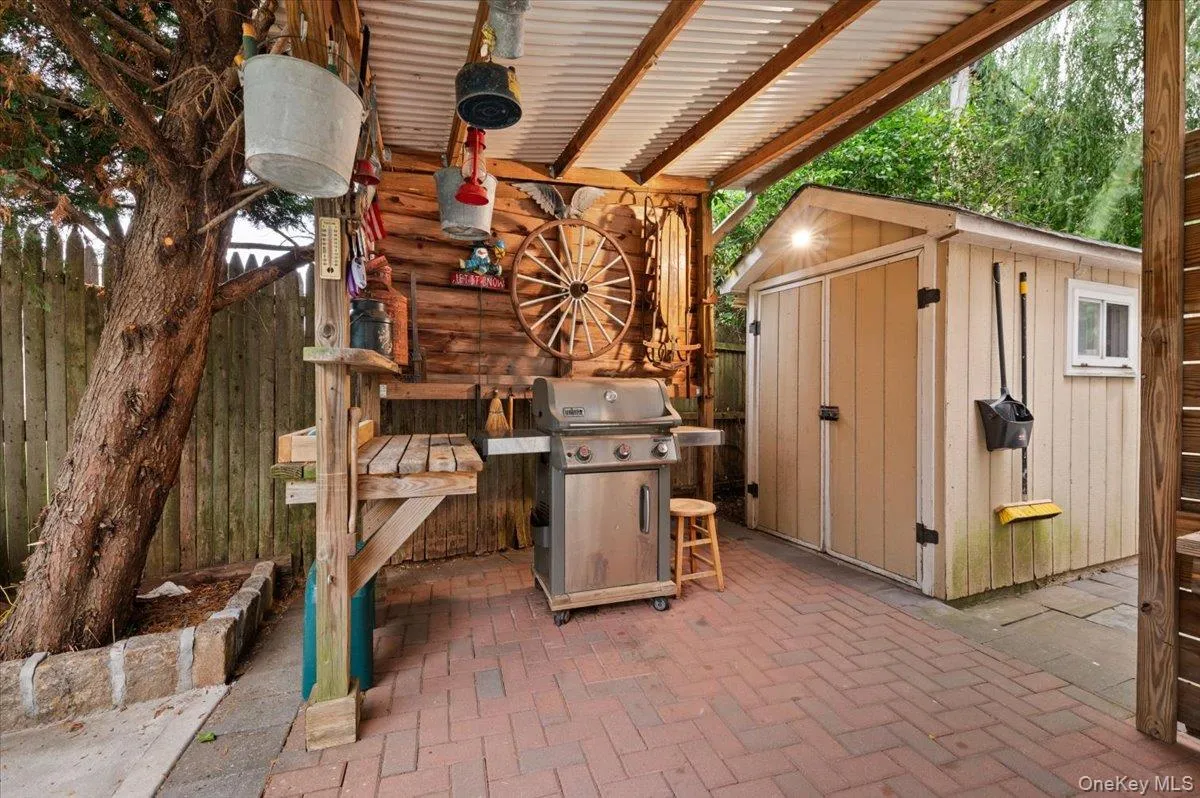 Fun and functional Bar-b-que area. Fun and functional Bar-b-que area.