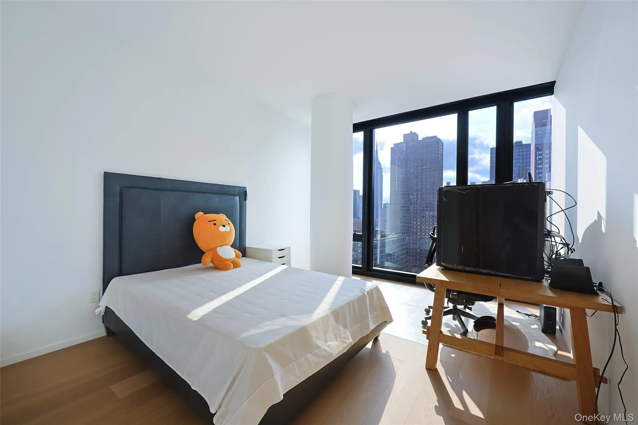 Second Bedroom with Floor-to-ceiling windows Second Bedroom with Floor-to-ceiling windows
