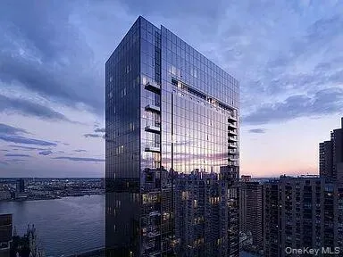 One United Nations Park is an iconic 43-story condominium tower located on First Avenue between East 39th and East 40th Streets. Positioned just south of the United Nations Headquarters along the East River, the building's 148 residences occupy the upper 16 floors and enjoy sweeping views of the Manhattan skyline and riverfront. One United Nations Park is an iconic 43-story condominium tower located on First Avenue between East 39th and East 40th Streets. Positioned just south of the United Nations Headquarters along the East River, the building's 148 residences occupy the upper 16 floors and enjoy sweeping views of the Manhattan skyline and riverfront.