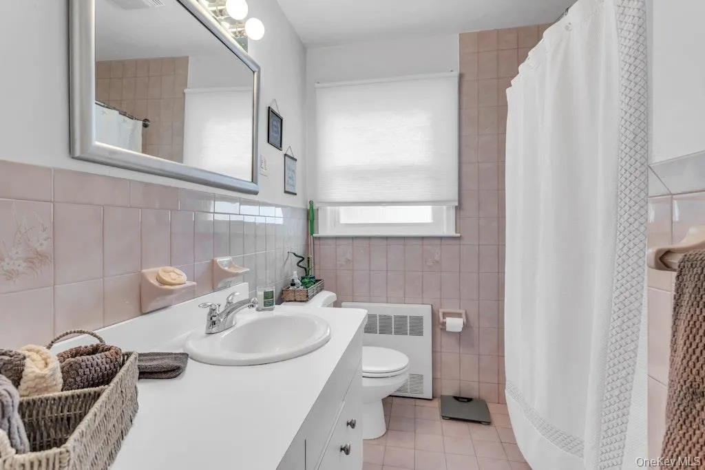 Main Bathroom Main Bathroom