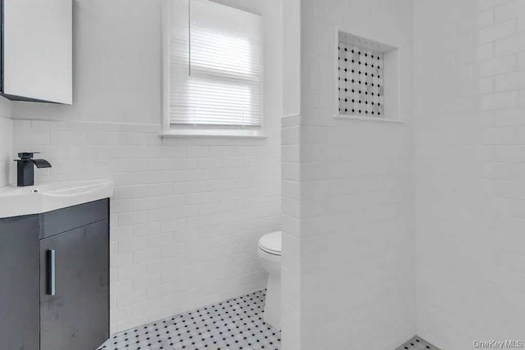 Newly updated en-suite bathroom. Newly updated en-suite bathroom.