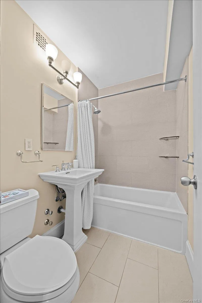 629 Kappock Street, New York, NY, 1 Bedroom Bedrooms, 3 Rooms Rooms,1 BathroomBathrooms,Residential Lease,For Rent,Kappock,0,1026414 629 Kappock Street, New York, NY, 1 Bedroom Bedrooms, 3 Rooms Rooms,1 BathroomBathrooms,Residential Lease,For Rent,Kappock,0,1026414