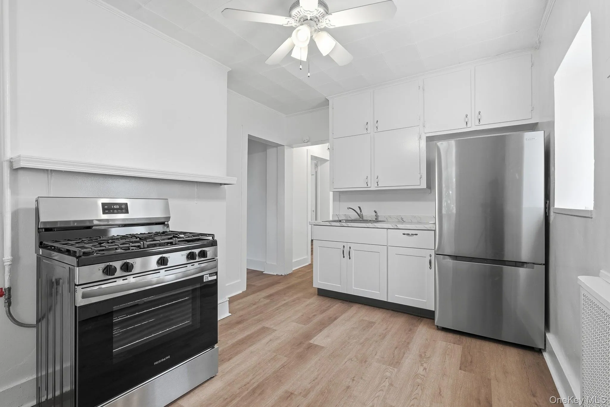 Brand new kitchen appliances fill the sunny kitchen. A great place to gather with friends! Brand new kitchen appliances fill the sunny kitchen. A great place to gather with friends!