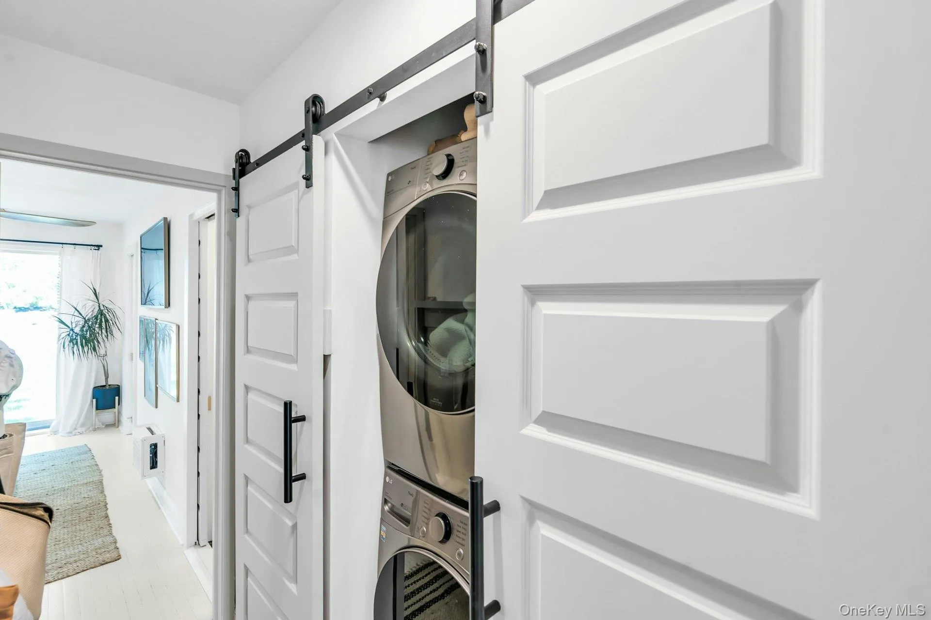 Spacious hall with coat hooks and wash tower Spacious hall with coat hooks and wash tower