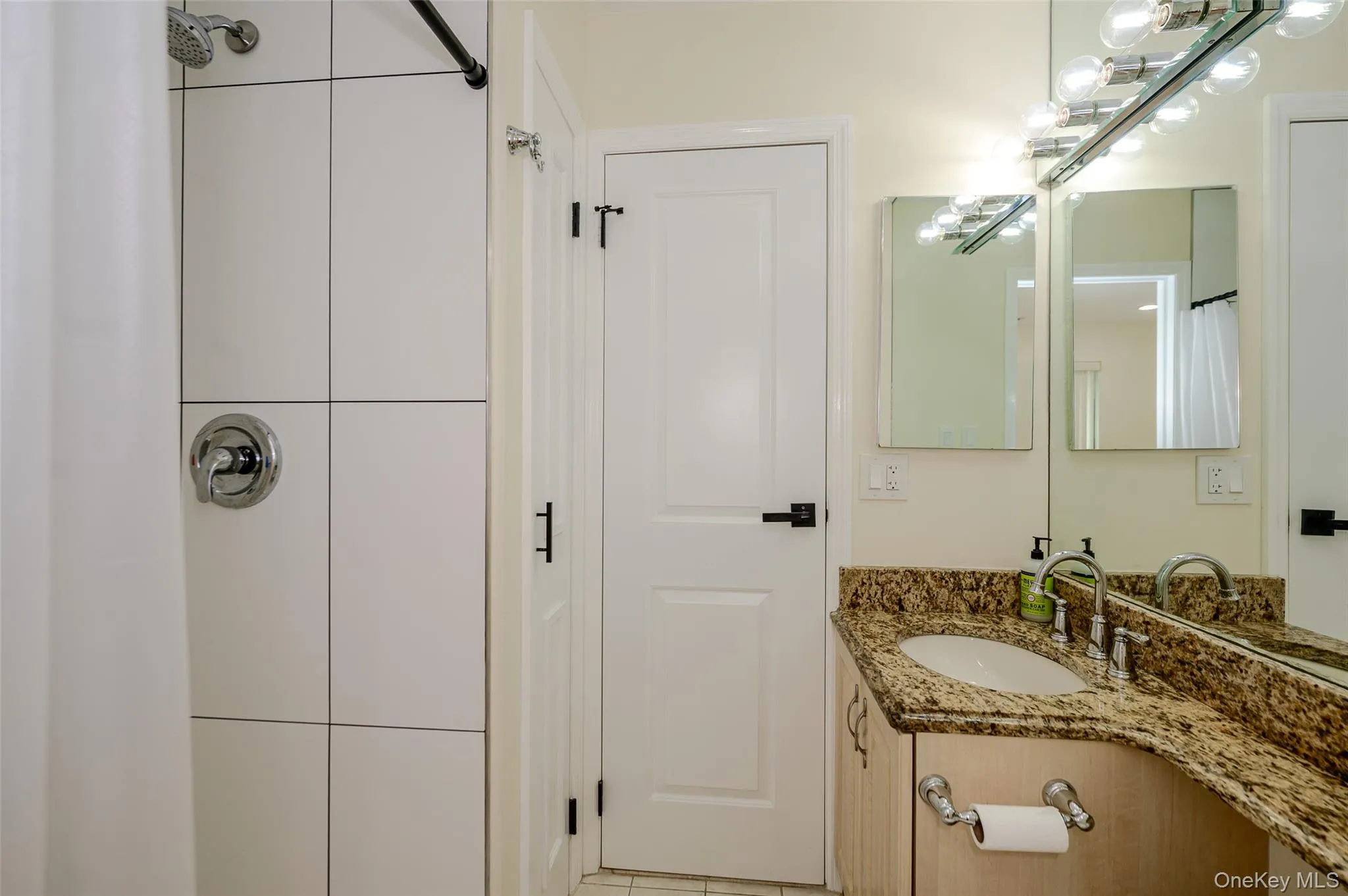 Hall bath with duel entrance to the 2nd bedroom Hall bath with duel entrance to the 2nd bedroom