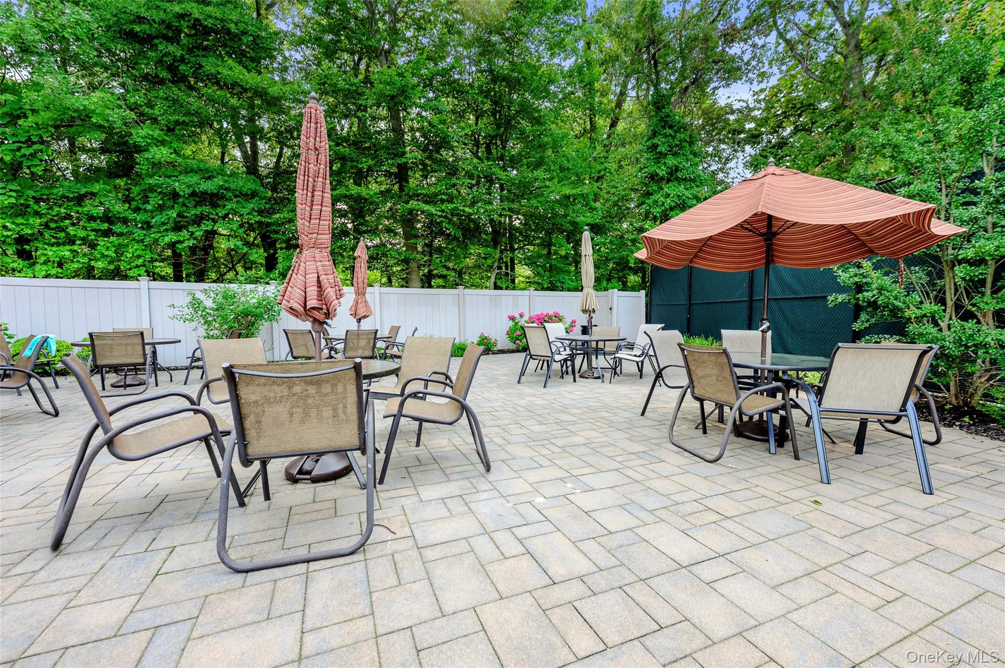 Plenty of seating for your outdoor entertaining Plenty of seating for your outdoor entertaining