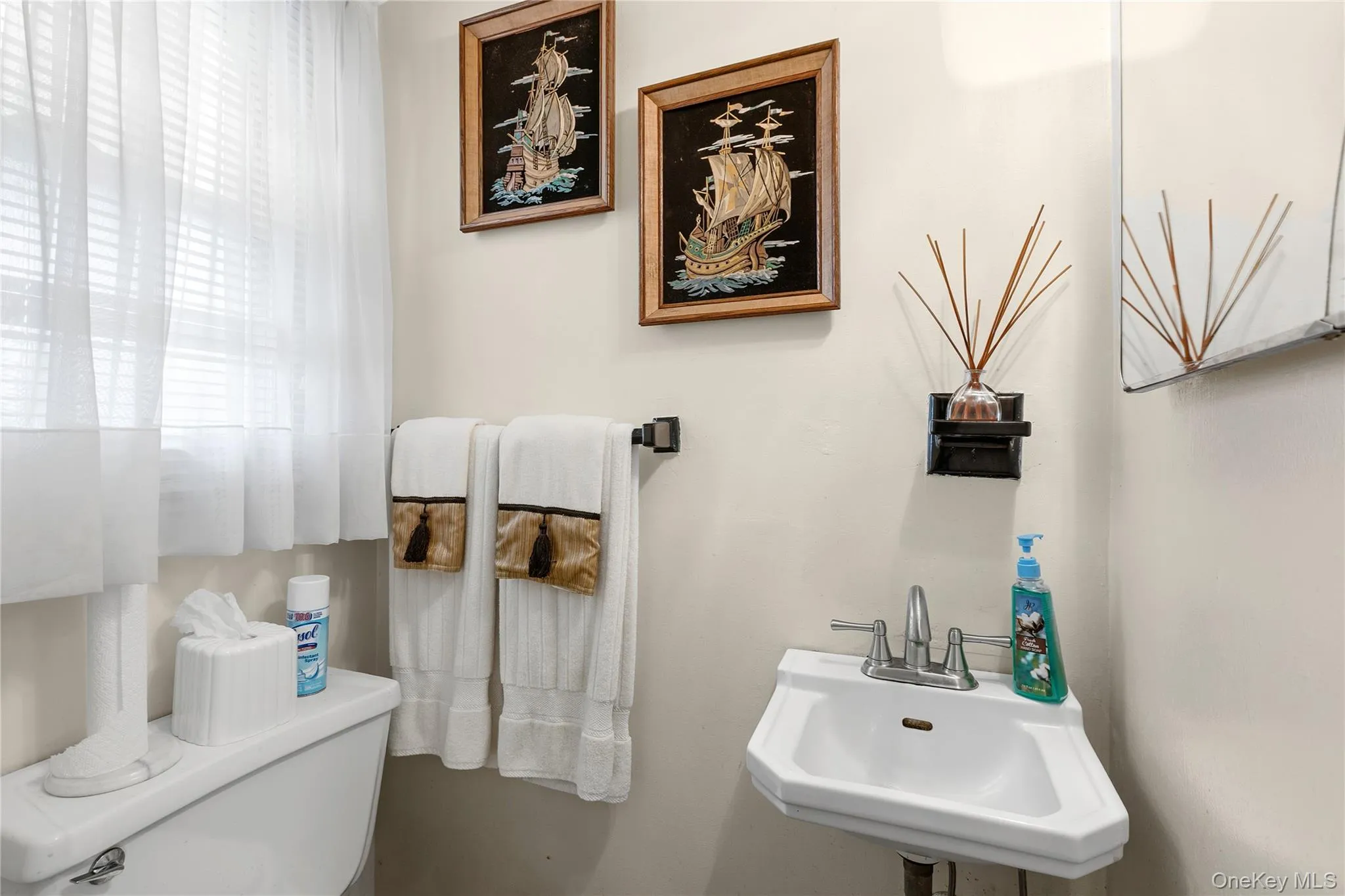 1st Floor 1/2 Bathroom - off the Foyer 1st Floor 1/2 Bathroom - off the Foyer