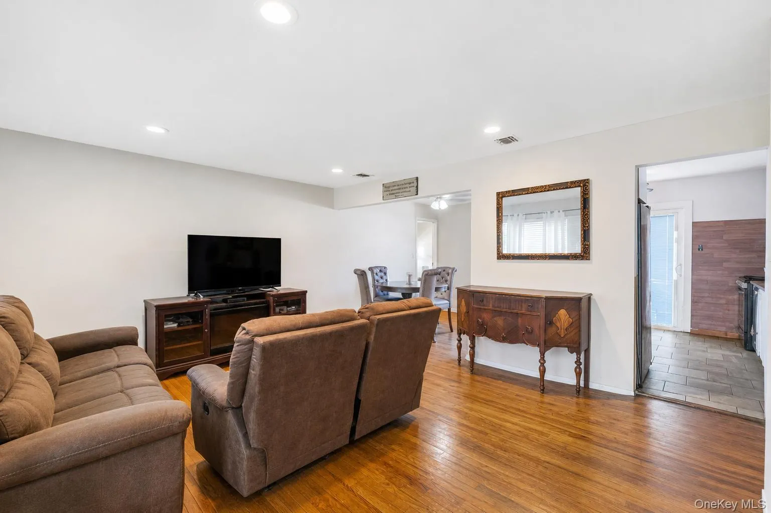 437 Commack Road, Islip, NY, 3 Bedrooms Bedrooms, 7 Rooms Rooms,1 BathroomBathrooms,Residential,For Rent,Commack,0,1026573 437 Commack Road, Islip, NY, 3 Bedrooms Bedrooms, 7 Rooms Rooms,1 BathroomBathrooms,Residential,For Rent,Commack,0,1026573