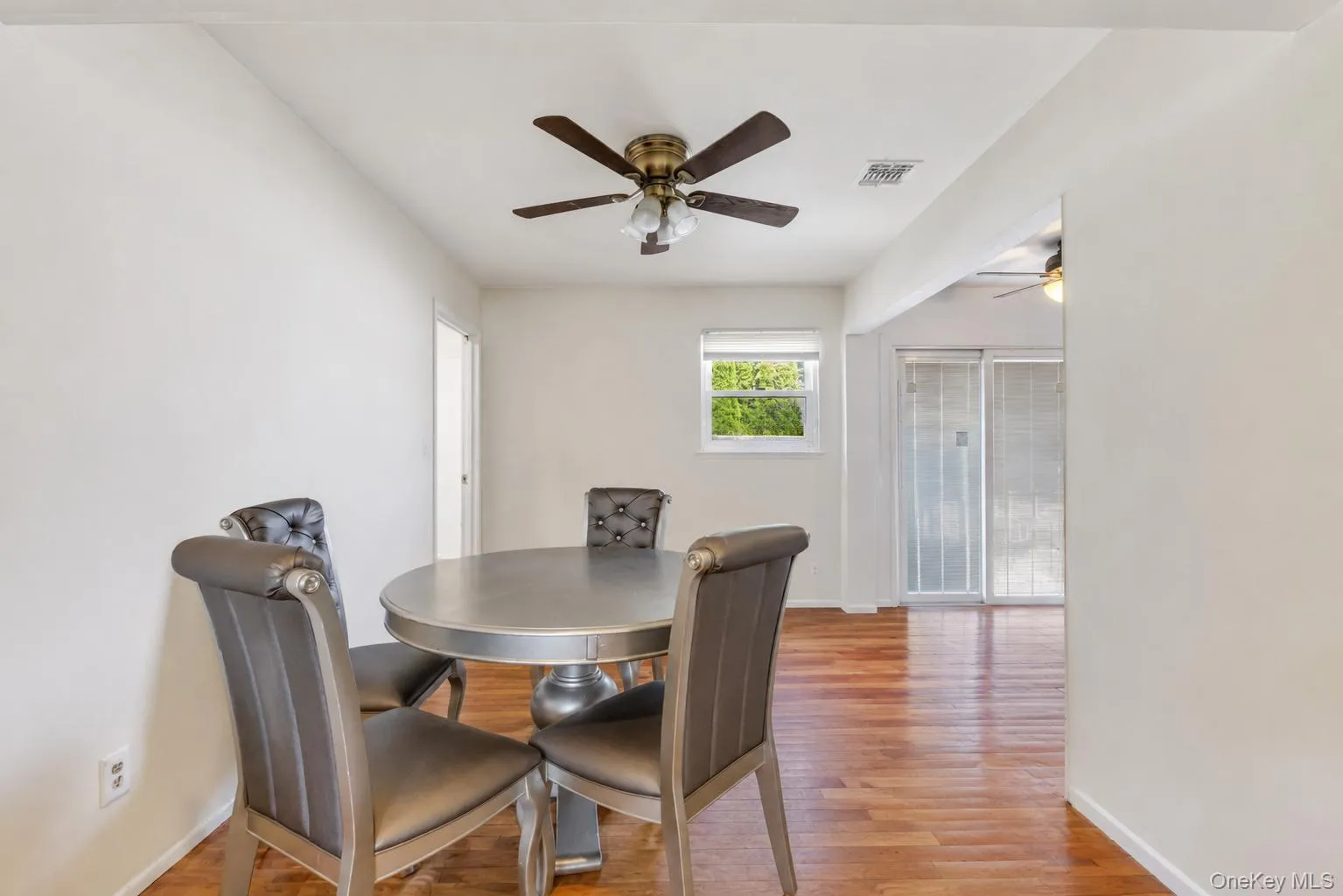 437 Commack Road, Islip, NY, 3 Bedrooms Bedrooms, 7 Rooms Rooms,1 BathroomBathrooms,Residential,For Rent,Commack,0,1026573 437 Commack Road, Islip, NY, 3 Bedrooms Bedrooms, 7 Rooms Rooms,1 BathroomBathrooms,Residential,For Rent,Commack,0,1026573