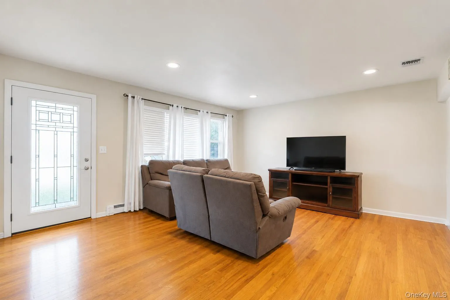 437 Commack Road, Islip, NY, 3 Bedrooms Bedrooms, 7 Rooms Rooms,1 BathroomBathrooms,Residential,For Rent,Commack,0,1026573 437 Commack Road, Islip, NY, 3 Bedrooms Bedrooms, 7 Rooms Rooms,1 BathroomBathrooms,Residential,For Rent,Commack,0,1026573