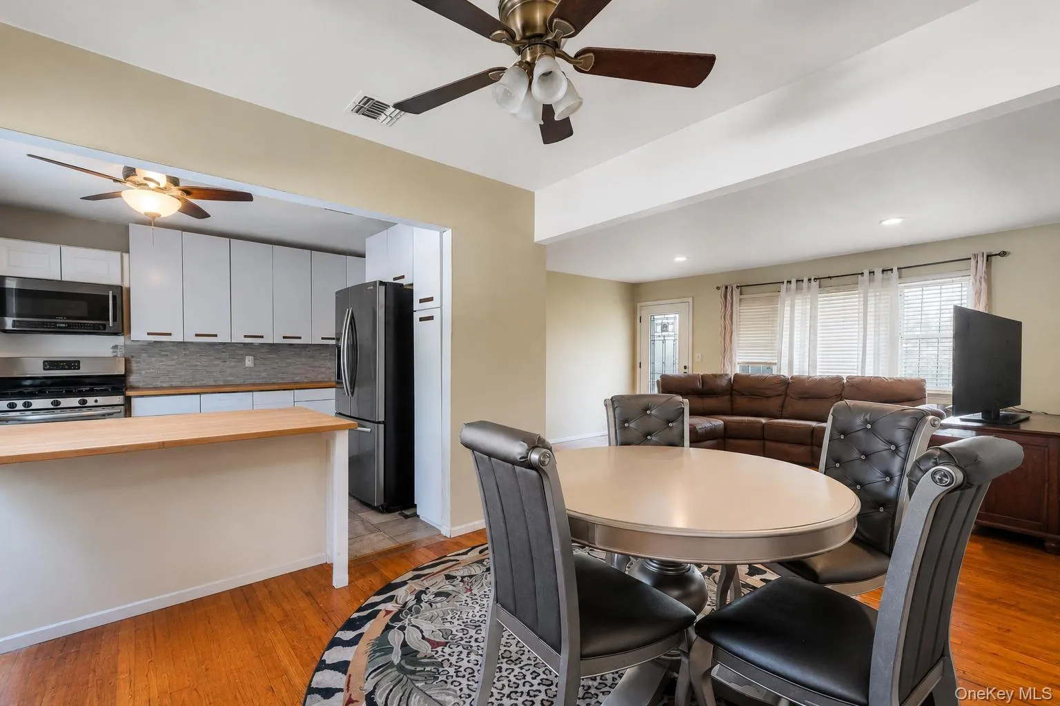 437 Commack Road, Islip, NY, 3 Bedrooms Bedrooms, 7 Rooms Rooms,1 BathroomBathrooms,Residential,For Rent,Commack,0,1026573 437 Commack Road, Islip, NY, 3 Bedrooms Bedrooms, 7 Rooms Rooms,1 BathroomBathrooms,Residential,For Rent,Commack,0,1026573