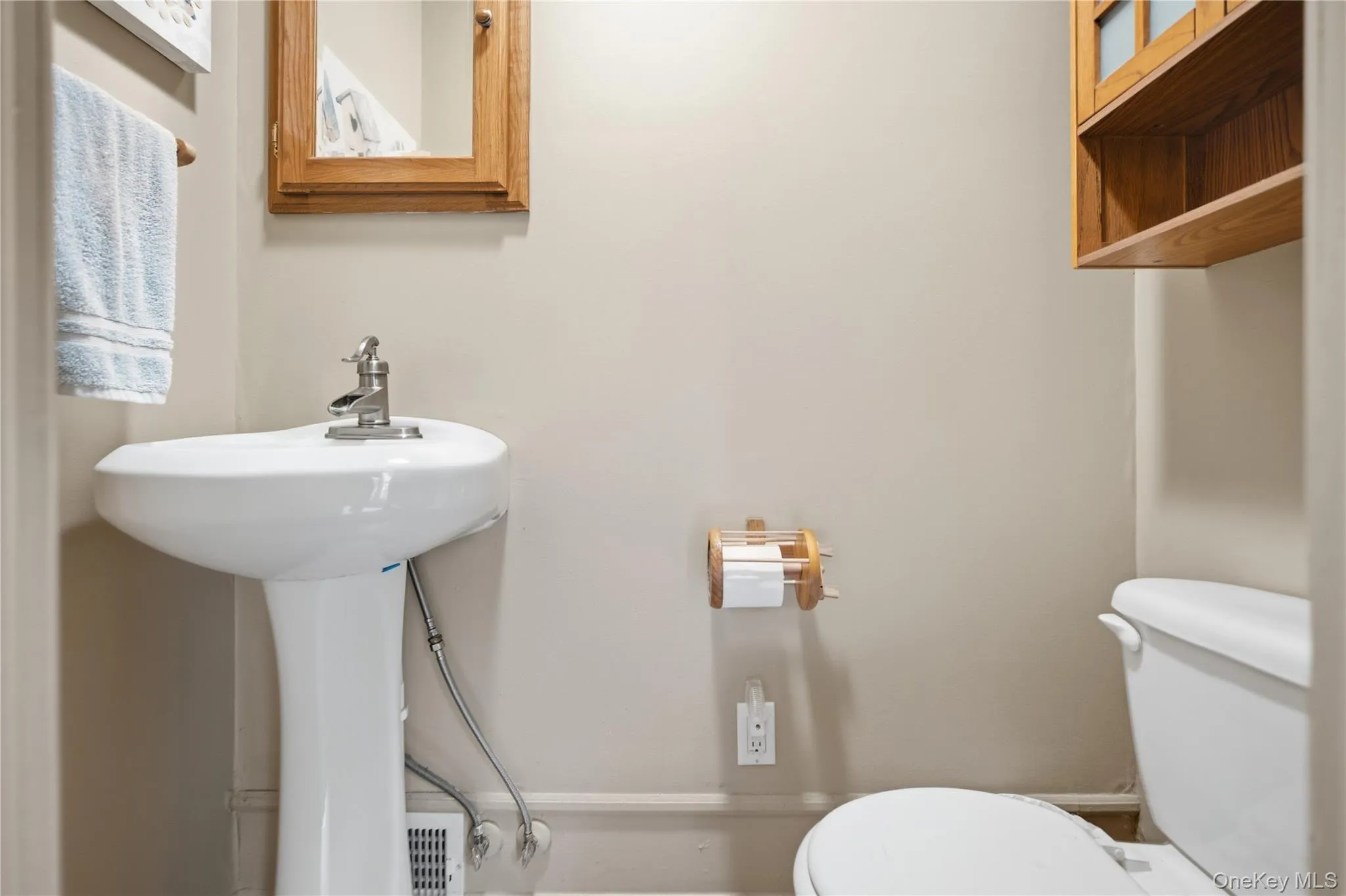 5 Columbine Avenue, Southampton, NY, 3 Bedrooms Bedrooms, 9 Rooms Rooms,1 BathroomBathrooms,Residential,For Rent,Columbine,0,1026582 5 Columbine Avenue, Southampton, NY, 3 Bedrooms Bedrooms, 9 Rooms Rooms,1 BathroomBathrooms,Residential,For Rent,Columbine,0,1026582