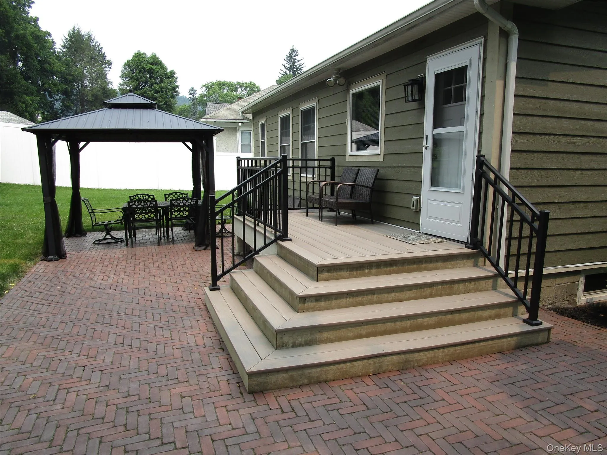 great for entertaining!Kitchen right behind rear door. great for entertaining!Kitchen right behind rear door.