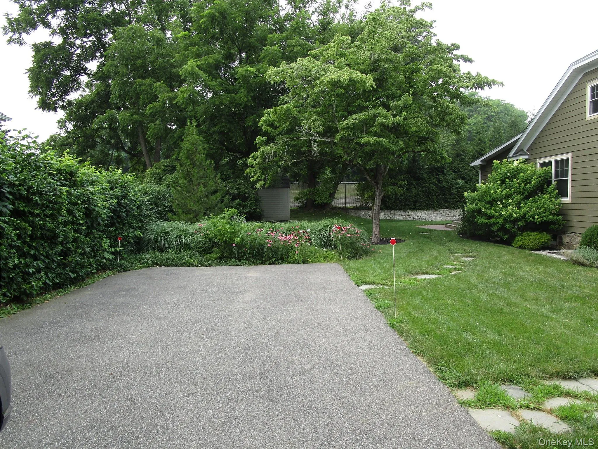 driveway fits at least 6 cars driveway fits at least 6 cars