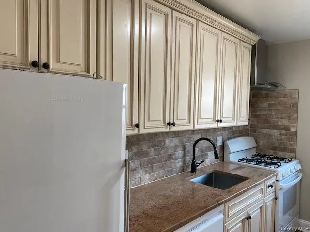 72-59 Little Neck Parkway, New York, NY, 3 Bedrooms Bedrooms, 5 Rooms Rooms,1 BathroomBathrooms,Residential,For Rent,Little Neck,0,1026603 72-59 Little Neck Parkway, New York, NY, 3 Bedrooms Bedrooms, 5 Rooms Rooms,1 BathroomBathrooms,Residential,For Rent,Little Neck,0,1026603