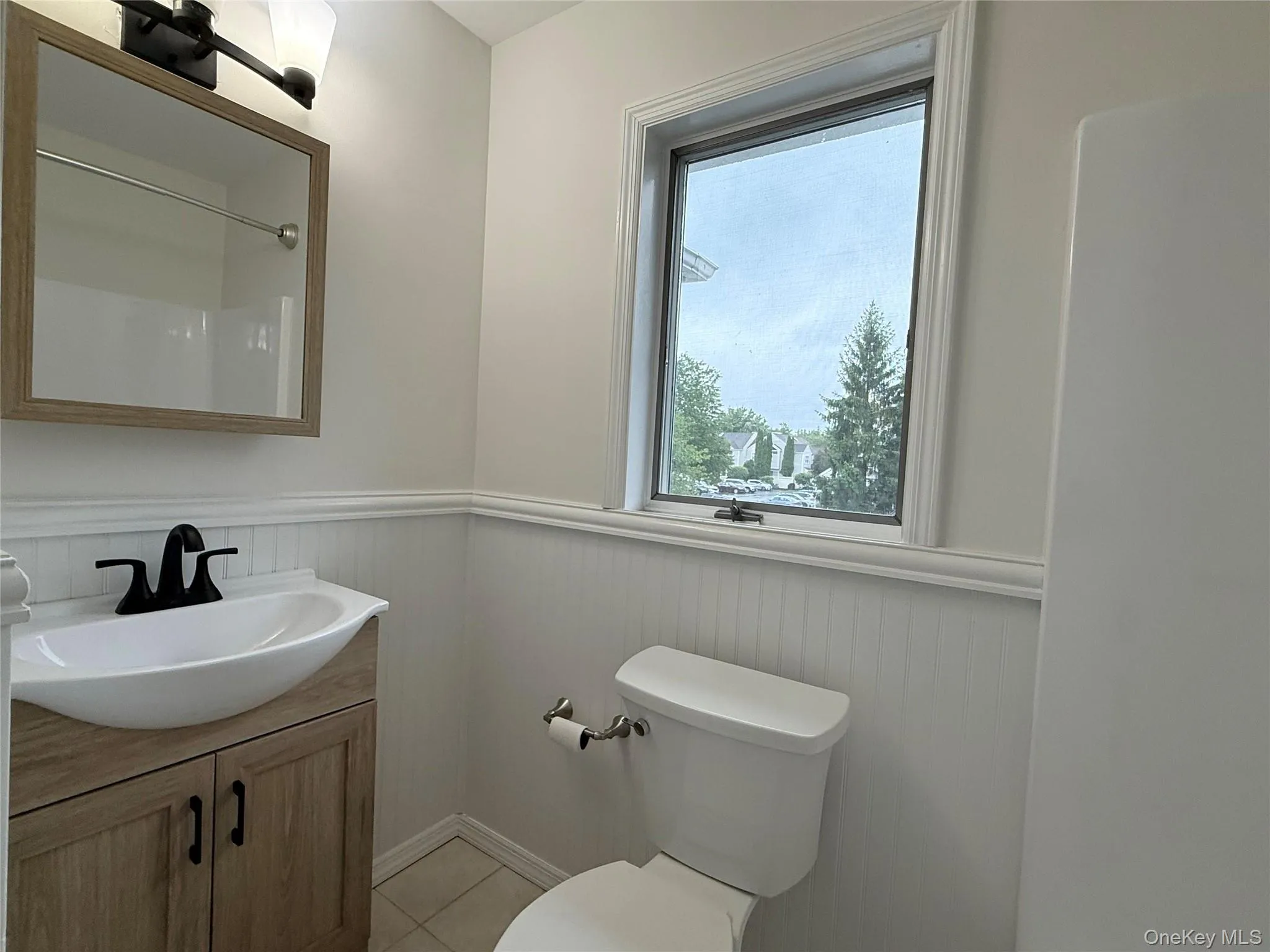 The window adds wonderful natural brightness to the bathroom. The window adds wonderful natural brightness to the bathroom.