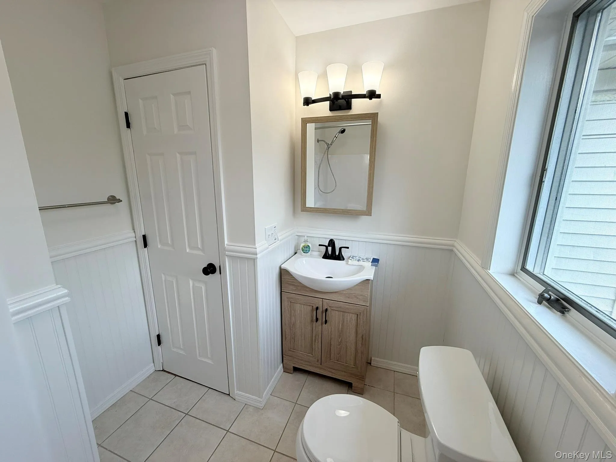 Beautifully updated full bathroom offering clean modern finishes. Beautifully updated full bathroom offering clean modern finishes.