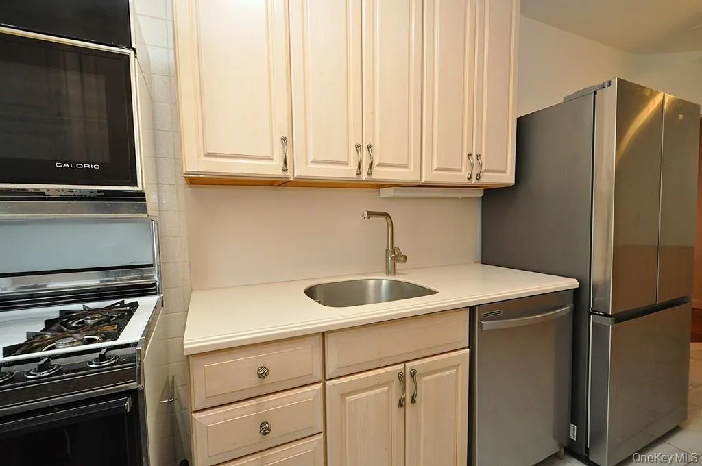 491 Riverdale Avenue, Yonkers, NY, 3 Bedrooms Bedrooms, 6 Rooms Rooms,1 BathroomBathrooms,Residential,For Rent,Riverdale,0,1026626 491 Riverdale Avenue, Yonkers, NY, 3 Bedrooms Bedrooms, 6 Rooms Rooms,1 BathroomBathrooms,Residential,For Rent,Riverdale,0,1026626