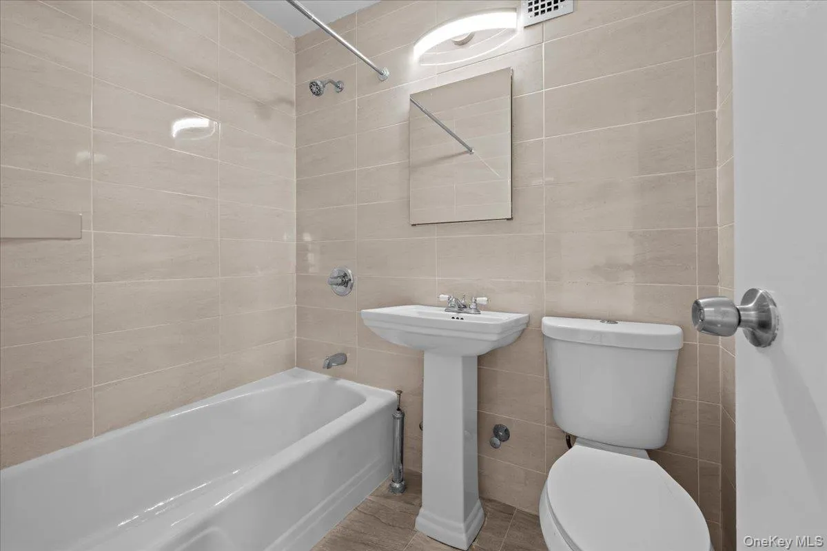 1725 Edison Avenue, New York, NY, 1 Bedroom Bedrooms, 3 Rooms Rooms,1 BathroomBathrooms,Residential,For Rent,Edison,0,1026628 1725 Edison Avenue, New York, NY, 1 Bedroom Bedrooms, 3 Rooms Rooms,1 BathroomBathrooms,Residential,For Rent,Edison,0,1026628
