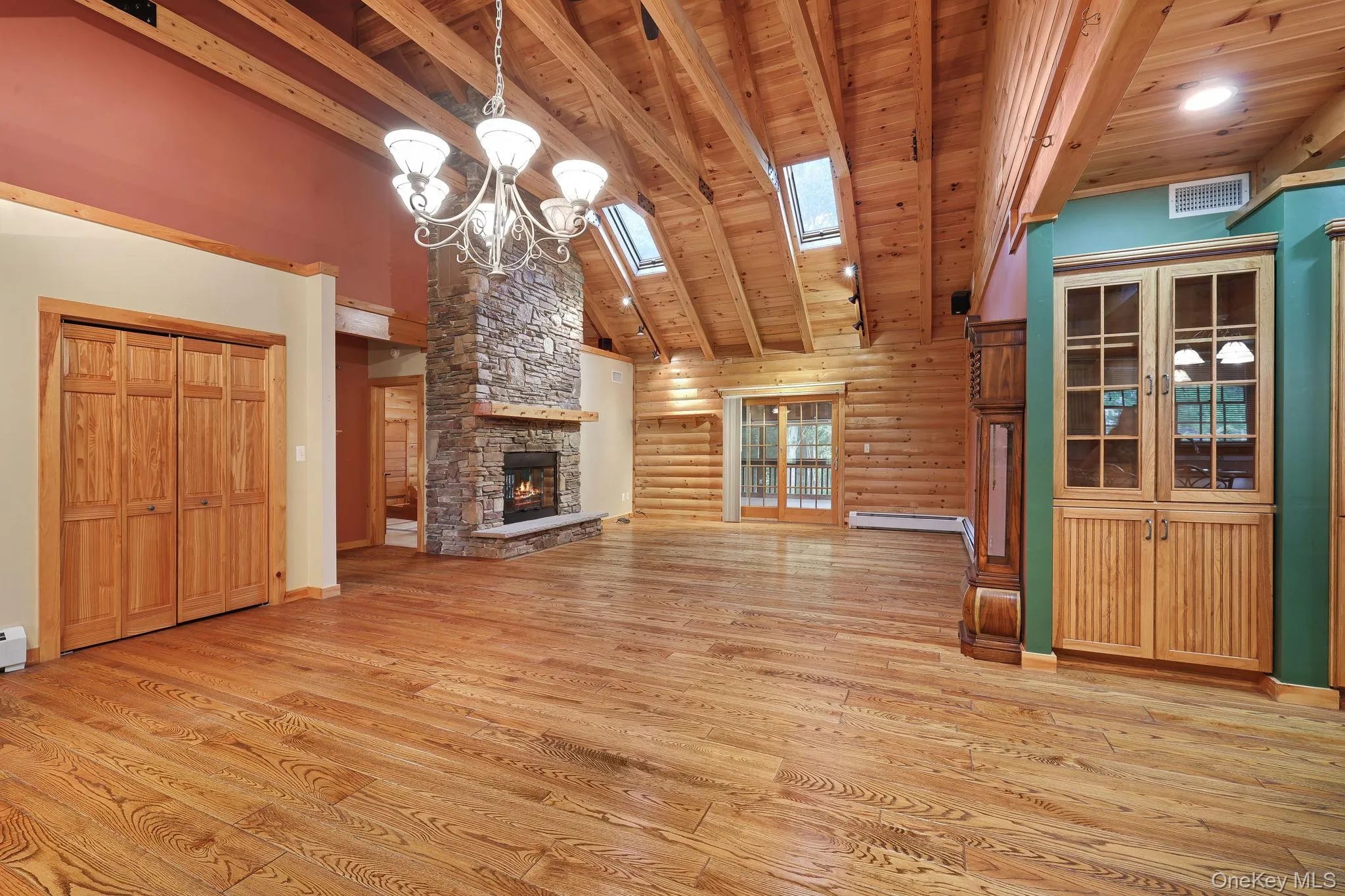 There's an open floor plan and stunning hardwood floors. There's an open floor plan and stunning hardwood floors.